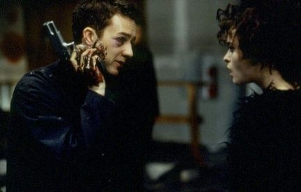 他在腮帮子上开了个洞