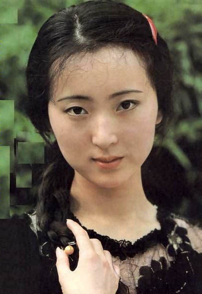 的陈晓旭无需庸脂俗粉,不用浓妆艳抹,一头黑发的她随意抓拍下的生活照