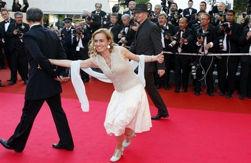 23日戛纳精彩瞬间 艾曼纽·贝阿骨感裸背