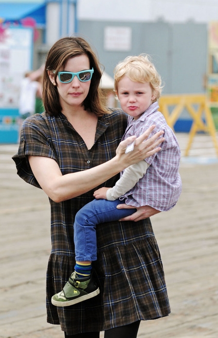 单身妈妈丽芙·泰勒陪儿子嬉戏玩耍