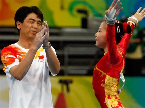 赛场上的天使:中国体操姑娘们的精彩比赛瞬间