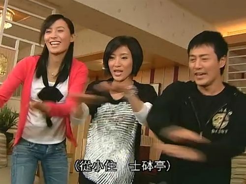 最先看见sa姨(关菊英饰演)在电脑show他女儿嘉美