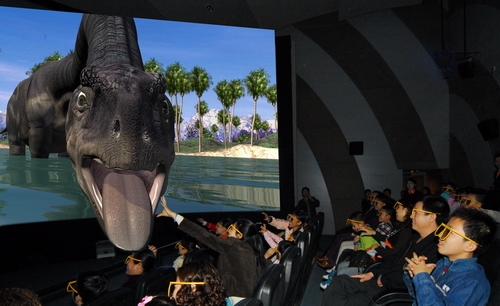 你喜欢在家看电影+还是影院看电影?