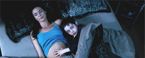 恐怖小孩让美女受尽折磨