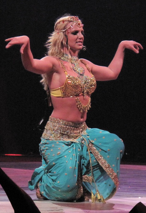 组图:布兰妮演唱会着装火爆 内衣SM制服齐上阵