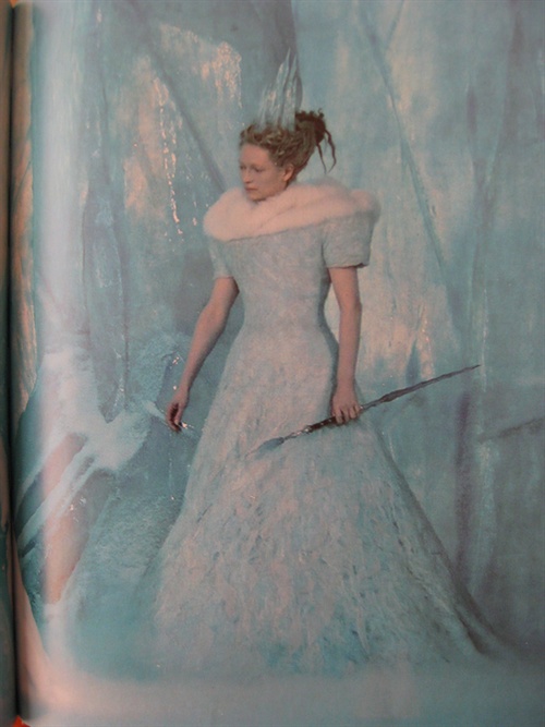 tilda swinton《<em>纳尼亚传奇</em>完全电影手册》内页