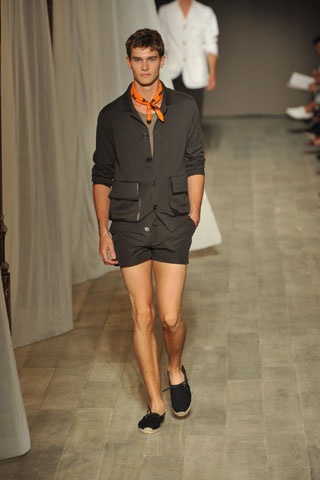 小伙子们都来做短裤男