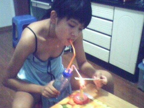 这样的青春谁做主?90后<em>女孩</em>自曝聚众<em>吸毒</em>照 非