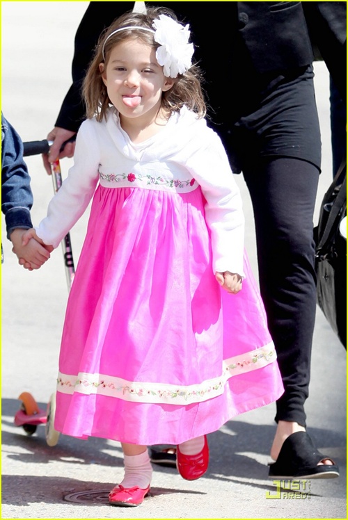 休杰克曼夫妇带儿子和女儿出街,So Cute. 像明