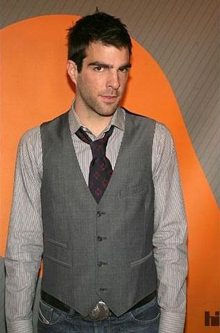 <em>街拍欧美</em>男<em>明星</em>们<em>马甲</em>秀 像<em>明星</em>那样穿衣服 电