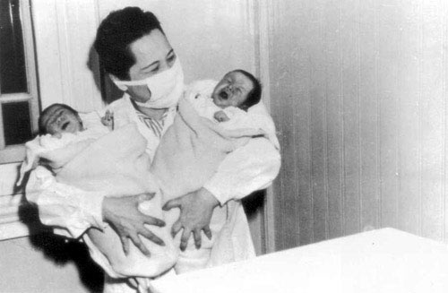 与各自<em>丈夫</em>并肩的<em>两姐妹</em>