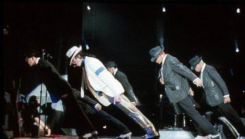 <em>迈克杰克逊</em>舞步之45度倾斜