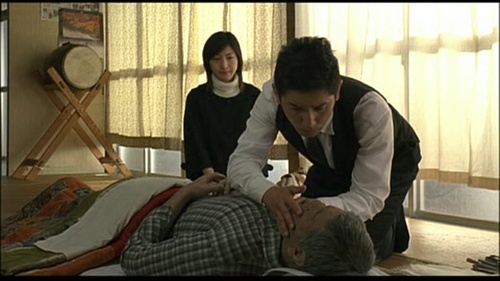 他却爱上了入殓师这个工作