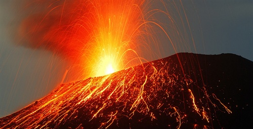 印尼喀拉喀托火山喷发景观图(来自国际在线)