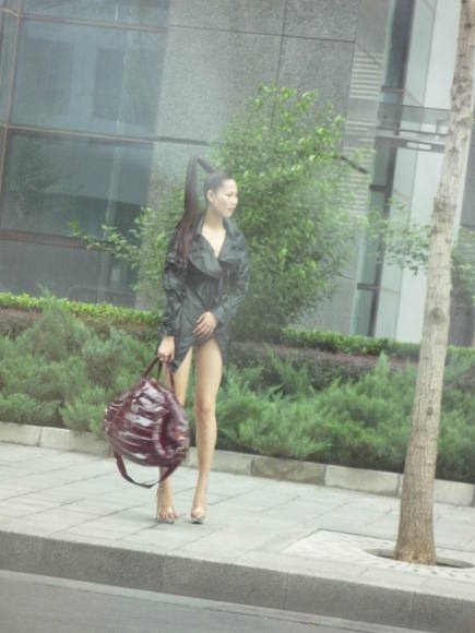 性感着装美女正过马路