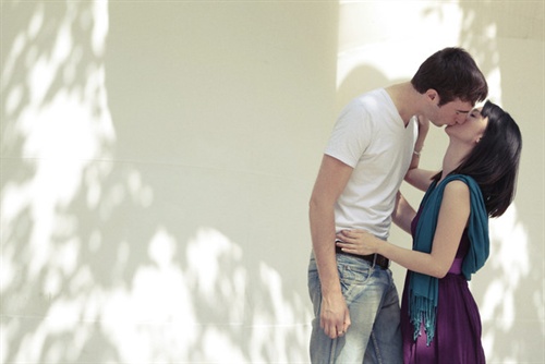 台湾美女杨雅晴巴黎索吻百个外国男人