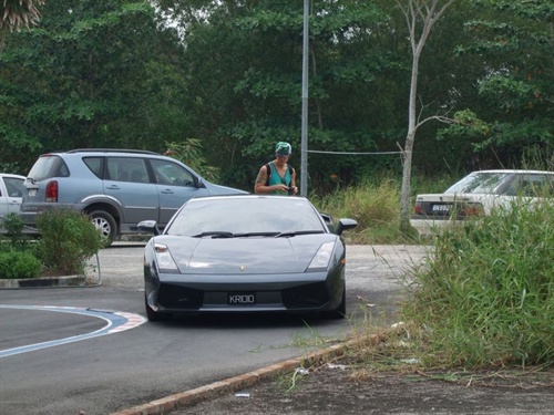  吴尊 家中的红色法拉利和黑色兰博基尼 影人吴