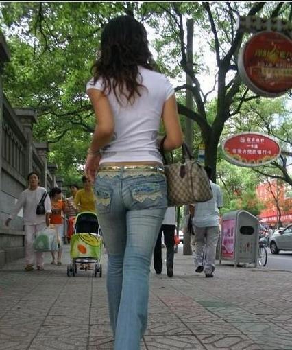 <em>低腰紧身裤</em>性感mm魅力四射