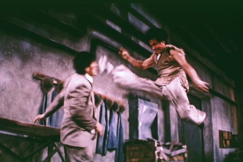 成龙电影醉拳剧照 成龙醉拳电影肌肉照片演过三级吗?