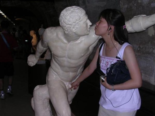 <em>男人摸</em>着女人的乳房问