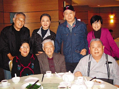 邵氏科幻片《猩猩王》:山寨版金刚闹香港 –