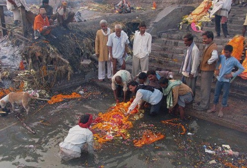 实拍印度恒河,极度恐怖