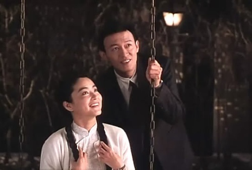    金士杰在1992年电影版《暗恋桃花源》中与林青霞演