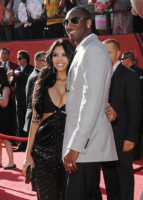 看看<em>美女</em>,玩玩篮球:NBA<em>美女老婆</em>团 - 淹没人海