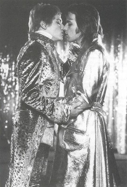 《天鹅绒金矿》:摇滚是涂脂抹粉的把戏 – 《天