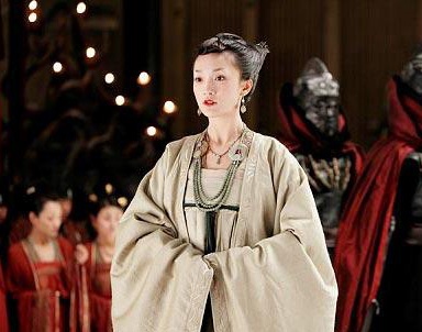 《阿婴》中的以"色"叙事的手法无一例外被叶锦添移植入《夜宴》