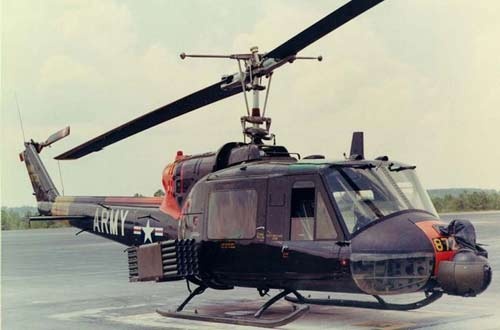 uh-1c通用直升机,注意其机头前附加的球状战场信息摄像头,和"参孙"异