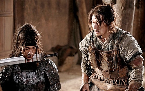 《大兵小将》:尚存的惊喜，“狼狈”的成龙