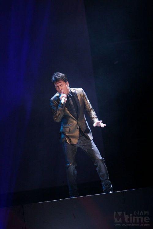 杨坤演唱主题曲《兄弟》