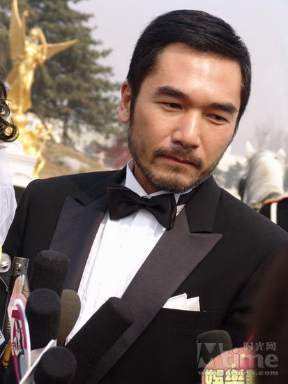 方中信为《女人不坏》留胡子