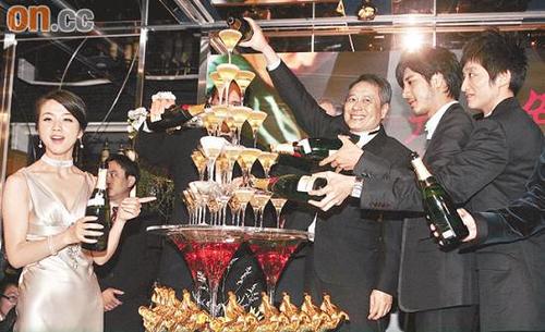 汤唯（左起）、李安及王力宏等开香槟庆祝《色》片成为大赢家