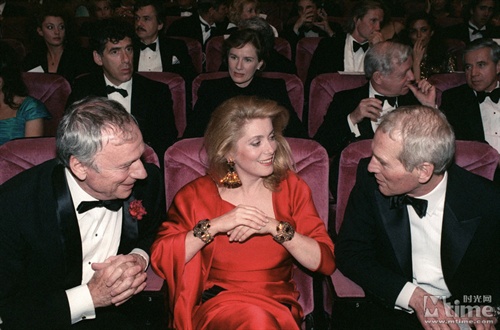 Yves MONTAND,Catherine DENEUVE,Paul NEWM