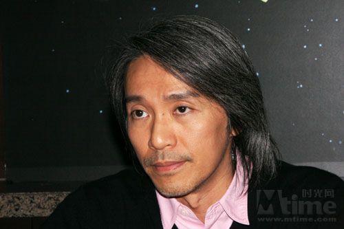 星爷白发越来越多