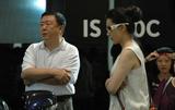 导演尤小刚夫妇及女儿也来选车了