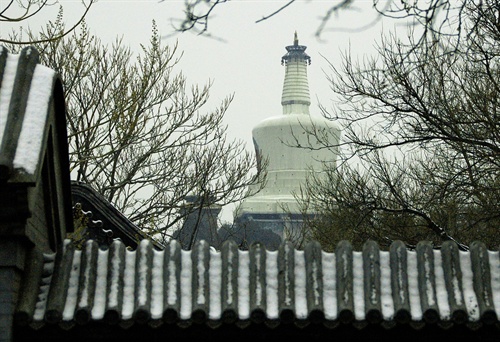 春雪映白塔