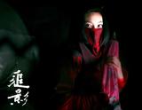 吴佩慈蒙面造型冷艳