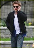 robert-pattinson-cell-phone-walk-and-talk-06