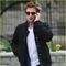 robert-pattinson-cell-phone-walk-and-talk-06