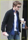 robert-pattinson-cell-phone-walk-and-talk-01