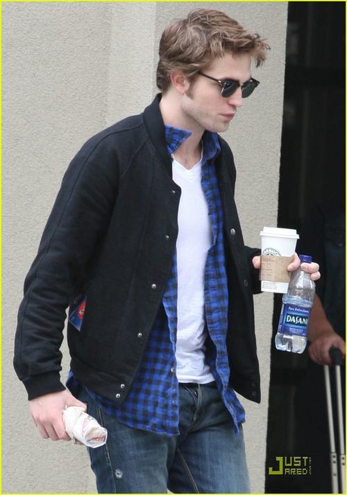 robert-pattinson-cell-phone-walk-and-talk-01