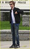 robert-pattinson-cell-phone-walk-and-talk-05