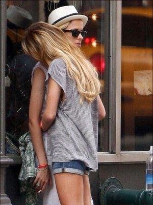 林赛罗汉跟女友萨曼莎超帅街拍~37楼八卦二人