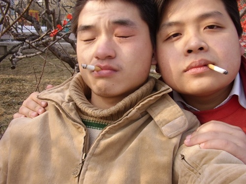 想拍张抽烟的照片真难