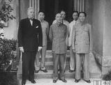 1945年9月，重庆谈判期间，毛泽东、美国大使赫尔利、蒋介石一起合影，