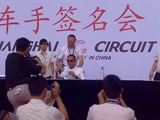 小黑落座