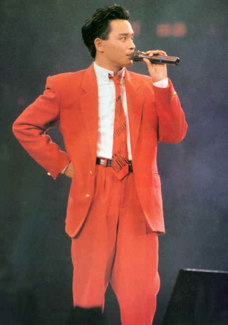 1986年,已成当红巨星的张国荣在他的第二次红磡演唱会中,在一万四千名